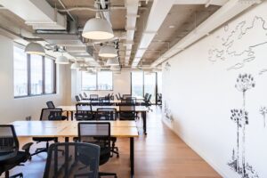 salas de reunião em coworking, alugar sala de reunião, ambiente profissional, localização estratégica, flexibilidade de contrato, economia coworking, impressionar clientes, networking empresarial, espaço para reuniões.