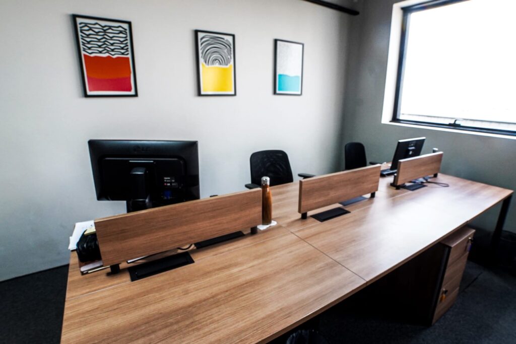 coworking, coworking no Brasil, futuro do trabalho, espaços de coworking, ambiente de trabalho colaborativo, coworking e inovação, benefícios do coworking, coworking e produtividade, coworking e networking, trabalho remoto, escritório compartilhado, endereço fiscal em coworking, comunidade de coworking, coworking para empresas, coworking para freelancers, tendências de trabalho.